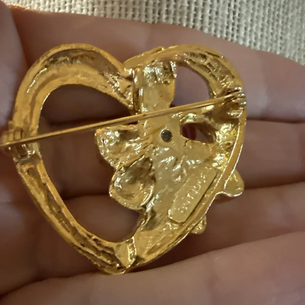 VTG. BOTIQUE PINK ENAMEL & SHINY GOLD TONE HEART & CORSAGE FLOWER‎ BROOCH & Pin